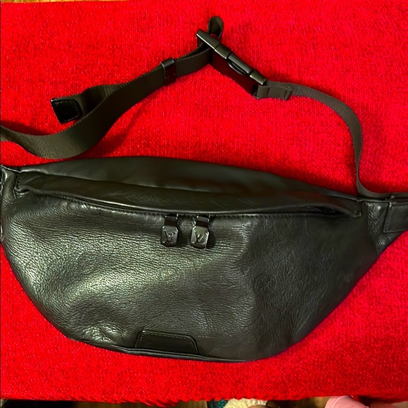 Louis Vuitton Handbags - Louis Vuitton Discovery Bumbag  p m